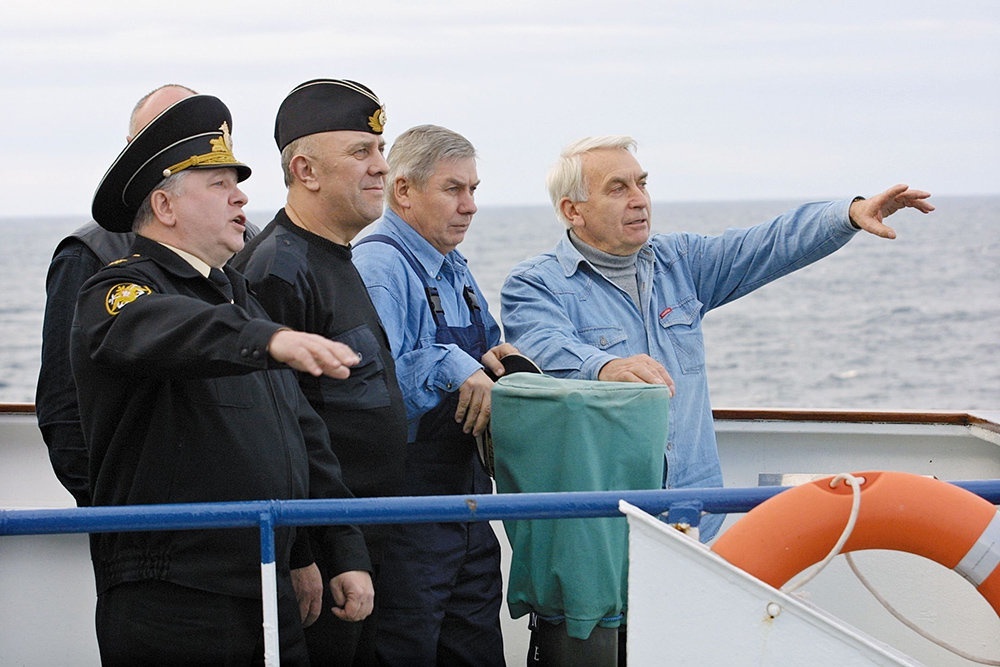   Игорь Спасский (справа) в Баренцевом море во время подготовки к подъему "Курска" / ЦКБ Рубин