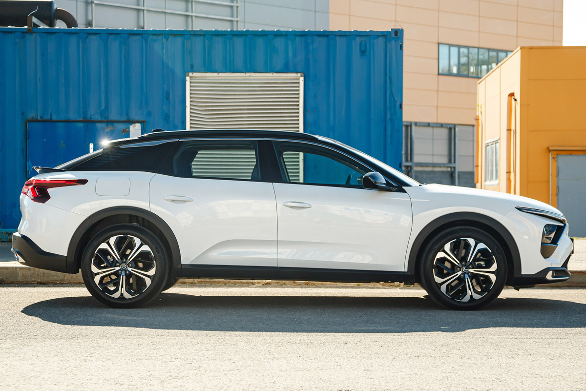    Силуэт напоминает так и не понятый рынком «гибрид» Honda Crosstour из далёкого 2010-го. А из современных моделей по дизайну и духу к C5 X ближе всего [Mazda CX-4](https://motor.ru/news/cx-4-15-03-2023.htm), также ориентированная на рынок Китая (и также в штучных количествах доступная в России)   
Дмитрий Питерский