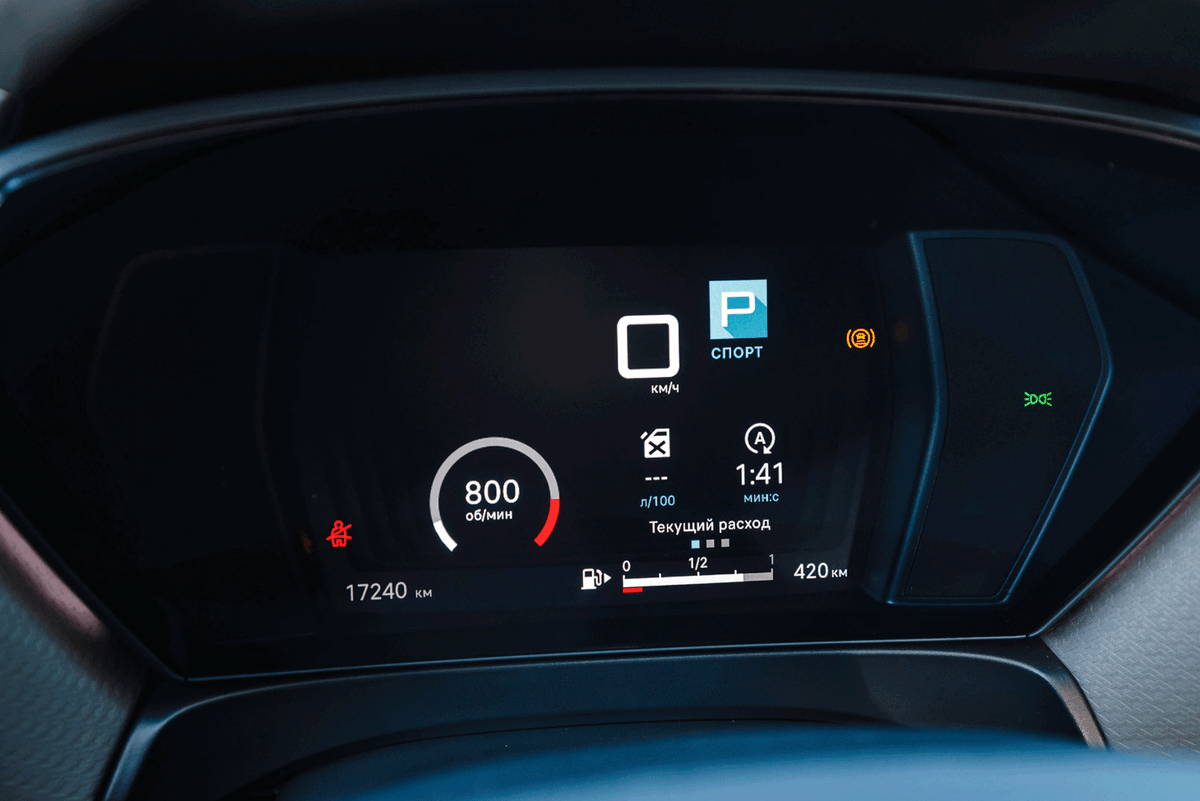    Приборная панель не слишком информативна, так как представляет собой разбросанные по чёрной подложке в почти хаотичном порядке данные. Ситуацию спасает наличие проекционного дисплея   
Дмитрий Питерский