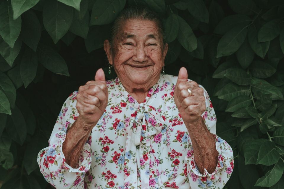    Бабушка. Пожилой человек. Пенсионер. Источник: Unsplash.com
