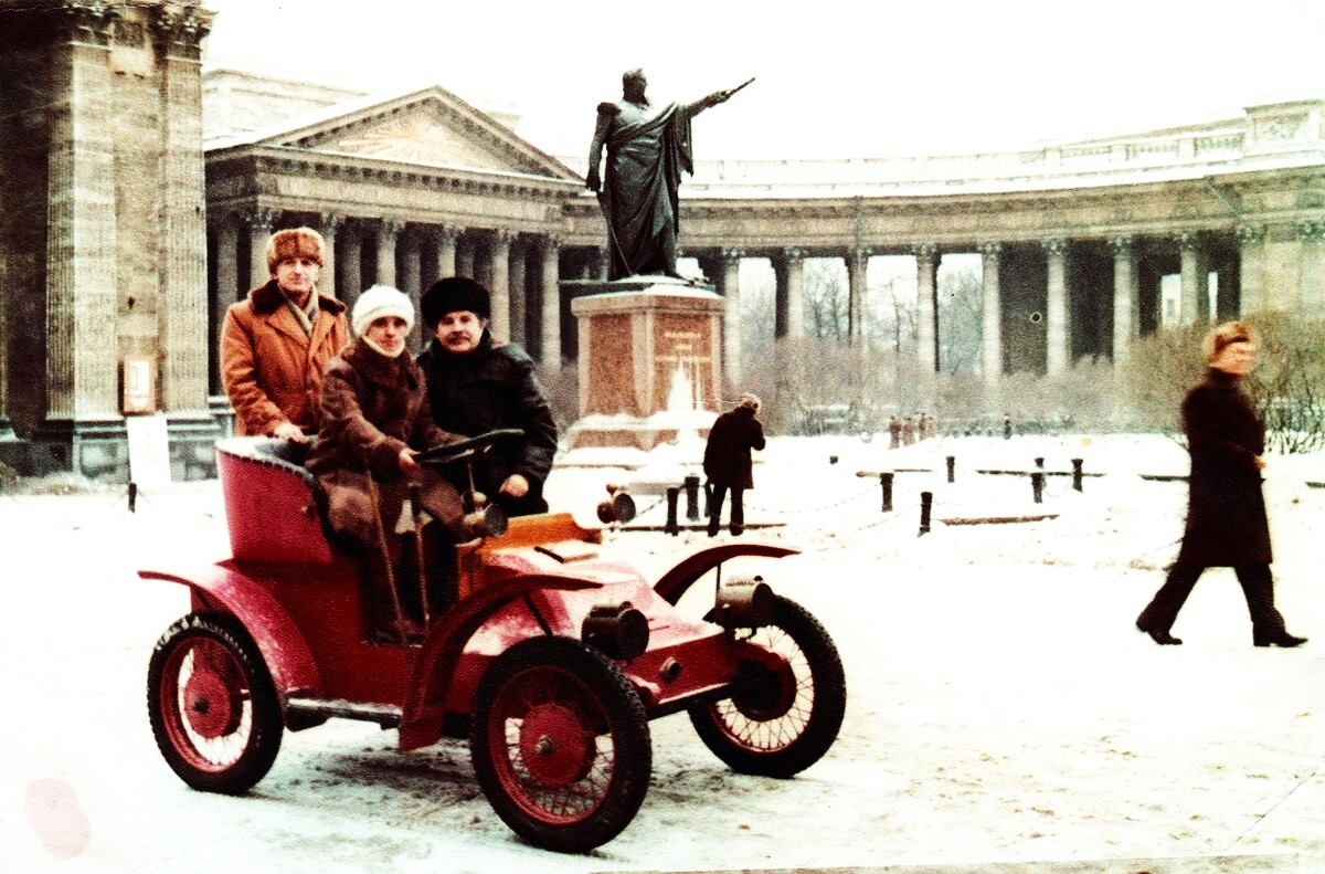 Сейчас это смотрится довольно странно, но когда-то Казанский собор был музеем Атеизма, и площадь перед ним выглядела какой-то неухоженной