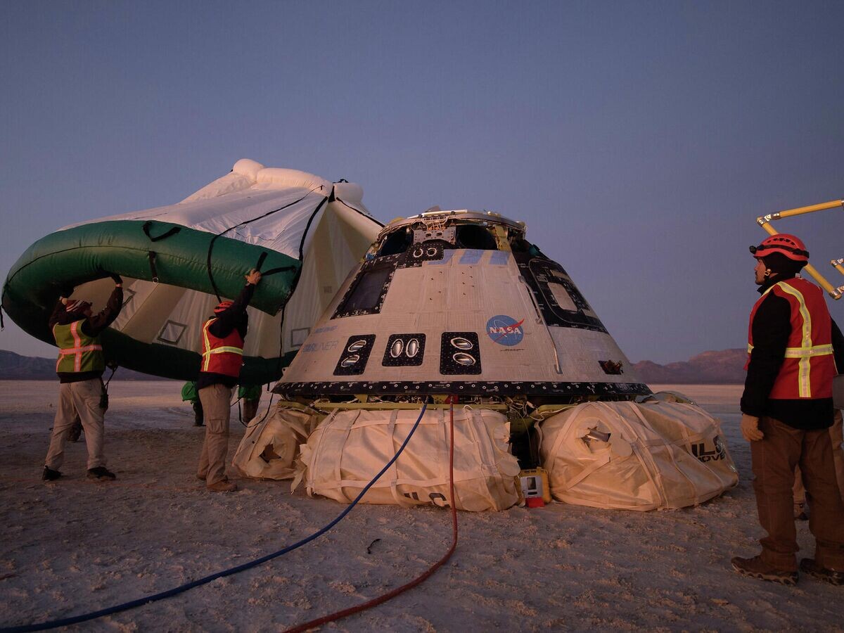 Космический корабль Boeing CST-100 Starliner после приземления на полигоне Уайт-Сэндс в Нью-Мексико. 22 декабря 2019© NASA / Bill Ingalls