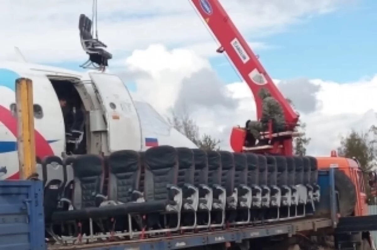    В поле под Новосибирском начали разбирать самолёт «Уральских авиалиний»