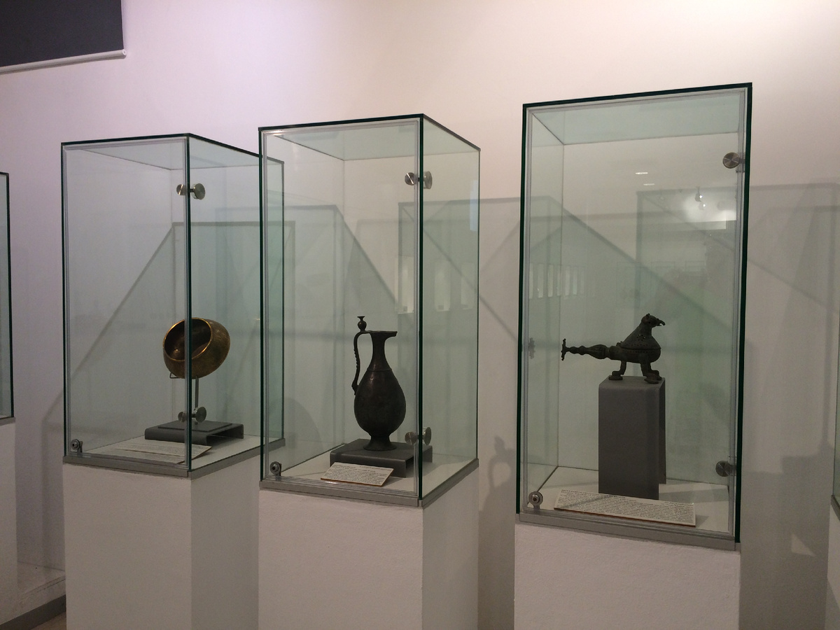 Музеи расположено много исторических кувшинов тарелок