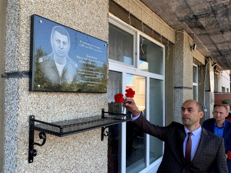    Остался верен присяге. В Адамовском районе увековечили память бойца СВО Виталия Баскакова Кристина Просвиркина