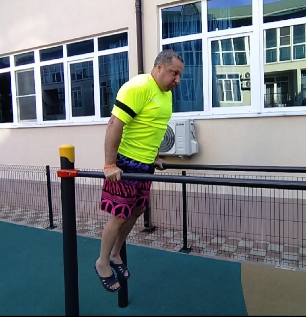 Набрать за вечер сотню в подтягиваниях на перекладине и отжиманиях на брусьях сейчас о-очень нелегко. Пробовал 😧