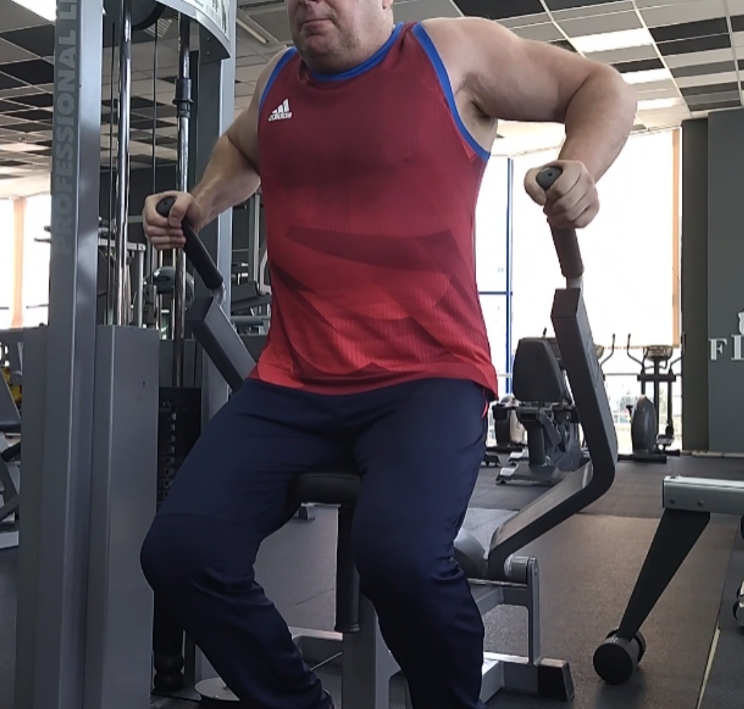 Тренажер, симулирующий отжимания на брусьях, трицепс - машина. 