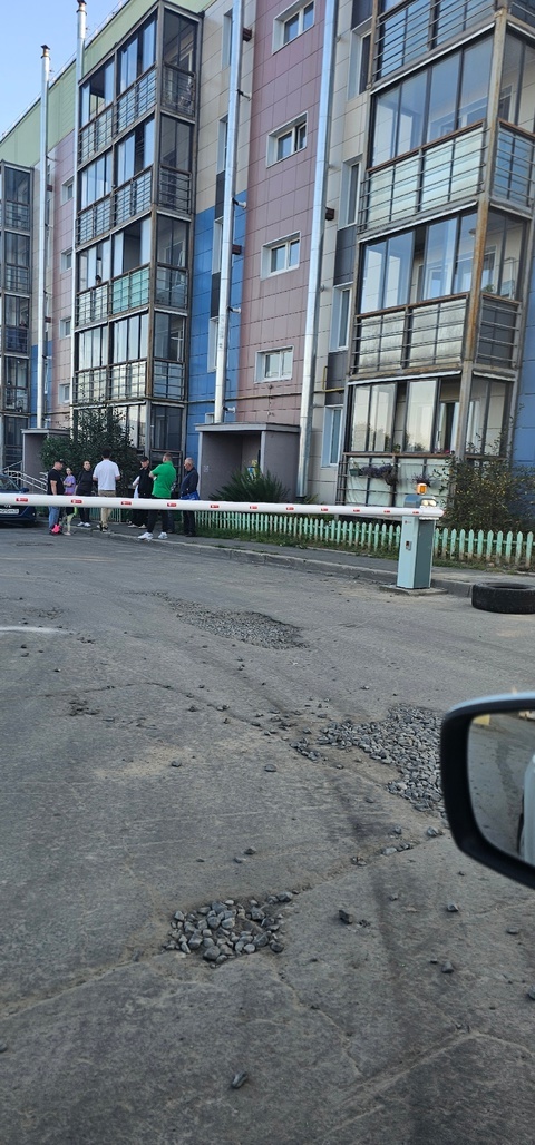    Жильцы дома шлагбаумом перекрыли путь к детскому саду в ПетрозаводскеПодслушано в ПТЗ | Петрозаводск / ВК