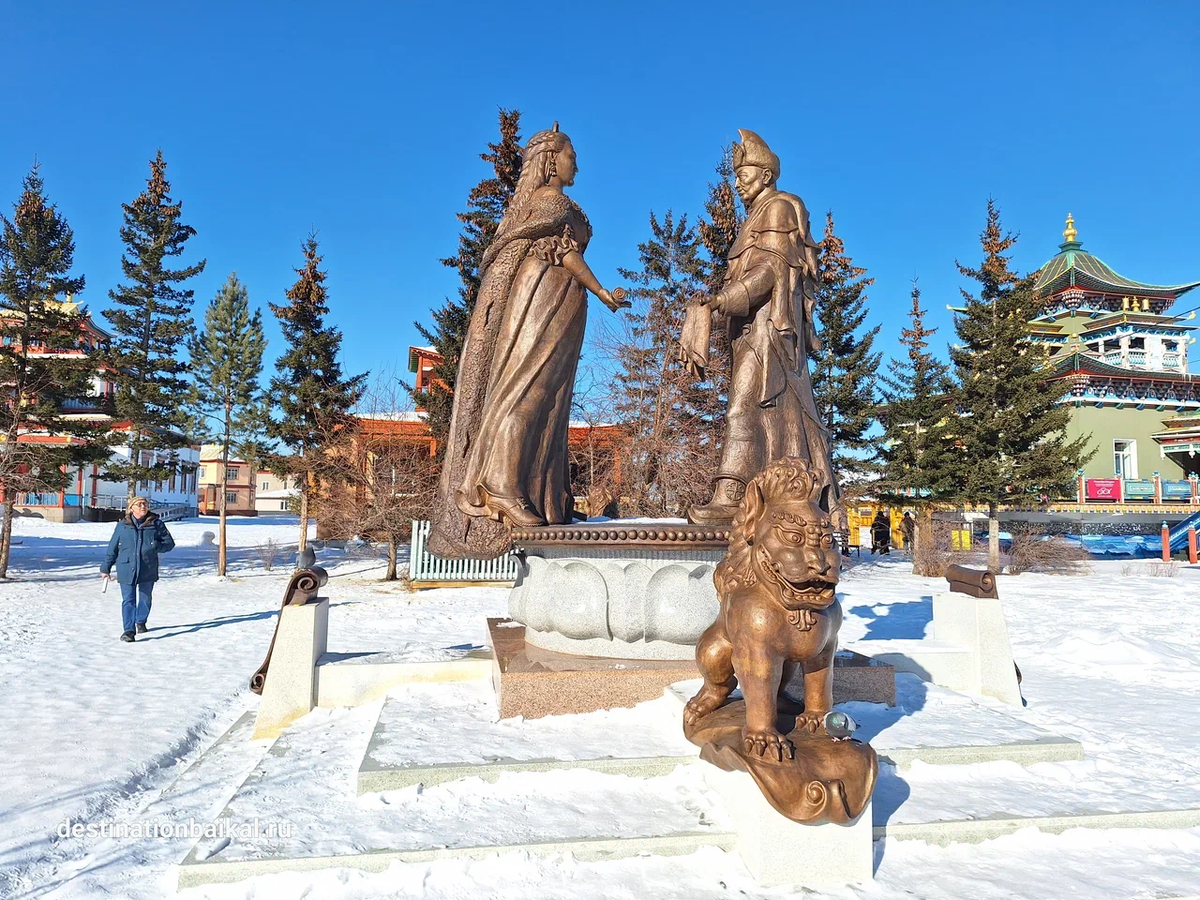 Памятник Екатерине II и первому Пандито Хамбо ламе Д.Д.Заяеву. Фото Н. Мясникова