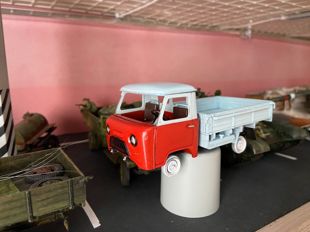 Процесс постройки стендовой модели УАЗ-452Д, производитель "AMG Models", масштаб 1/35. © 2024 год Фото из личного архива автора.