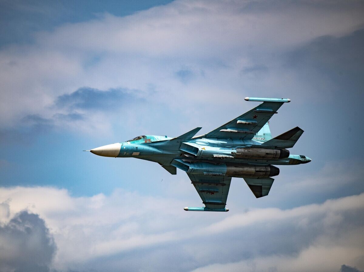    Полет истребителя-бомбардировщика Су-34 ВКС РФ в зоне проведения спецоперации© РИА Новости / Валентин Капустин