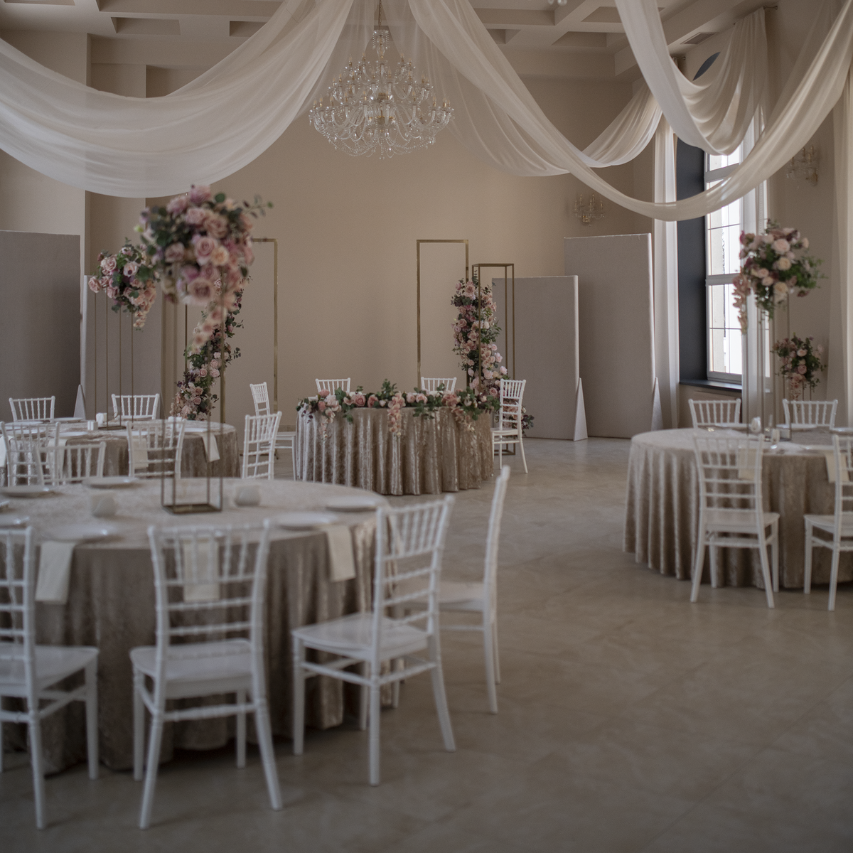 Банкетный зал в г. Могилёве, Беларусь. Дизайн-проект Анастасии Придачиной. В оформлении зала использованы краски Milq и Swiss Lake — хиты продаж LOYMINA Group для коммерческих интерьеров