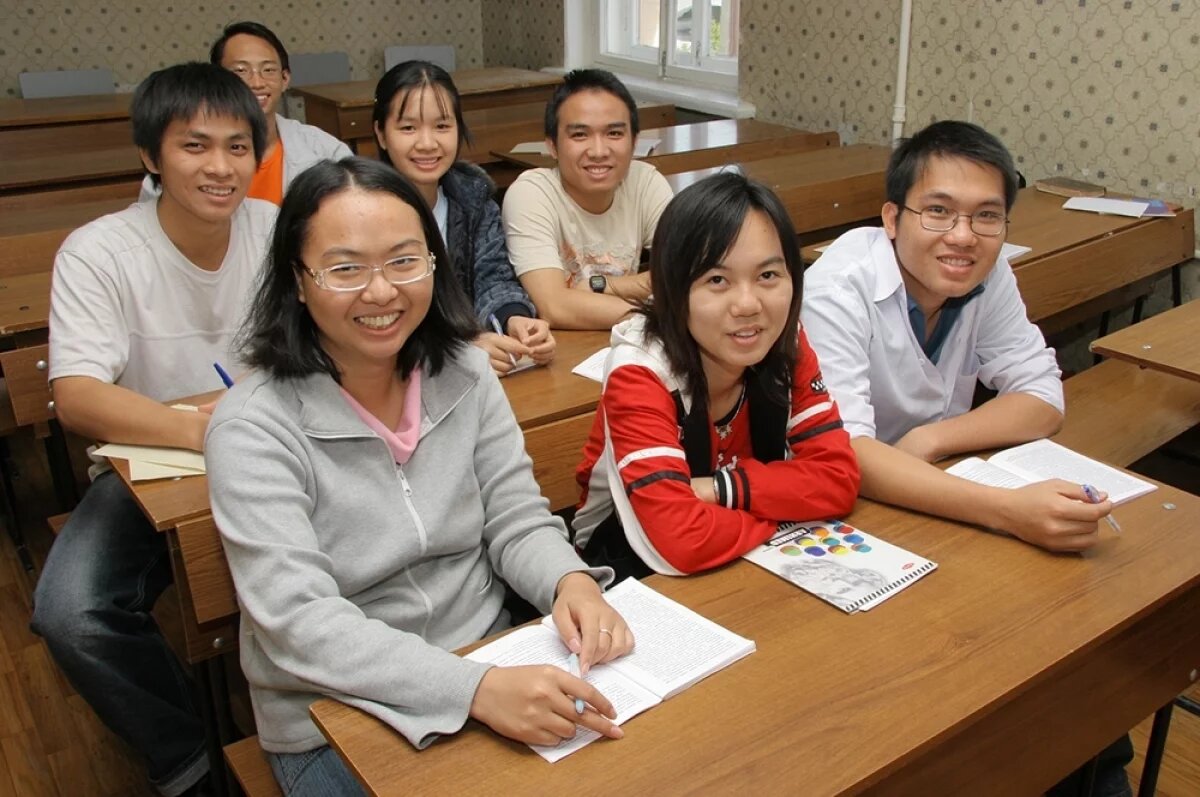    Во Вьетнаме интерес к русскому языку очень большой, его изучают тысячи студентов.