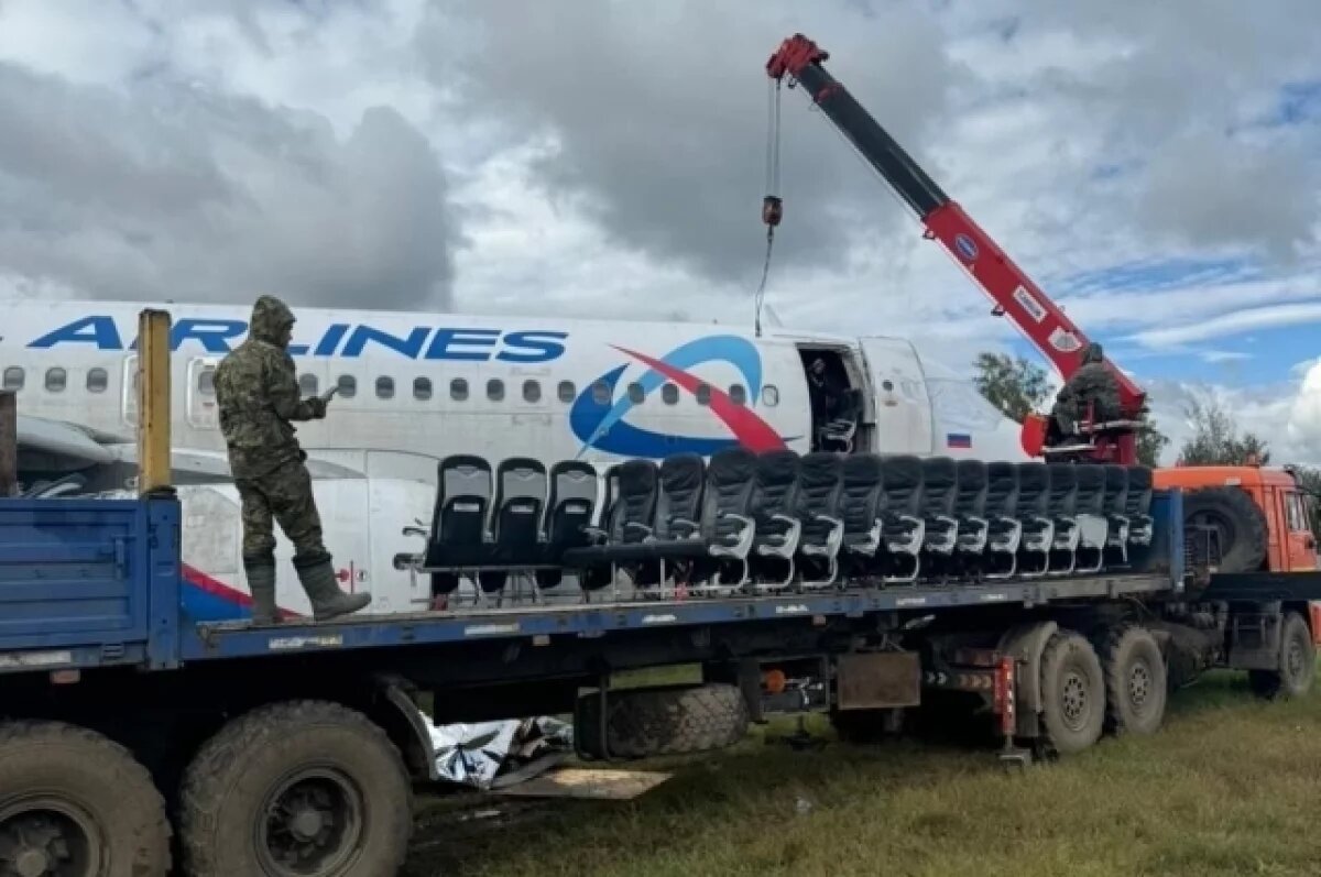    Самолёт рейса Сочи - Омск, стоящий в поле, разбирают по частям