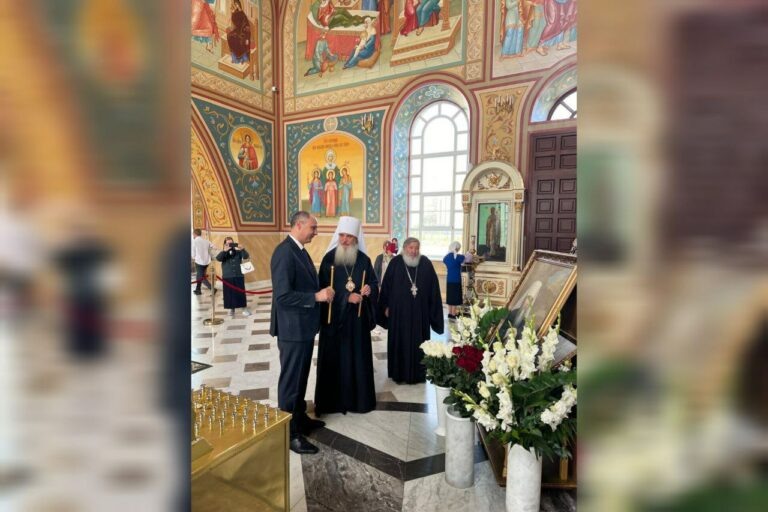    Денис Паслер поздравил митрополита Оренбургского и Саракташского Петра с 70-летием Андрей Севостьянов