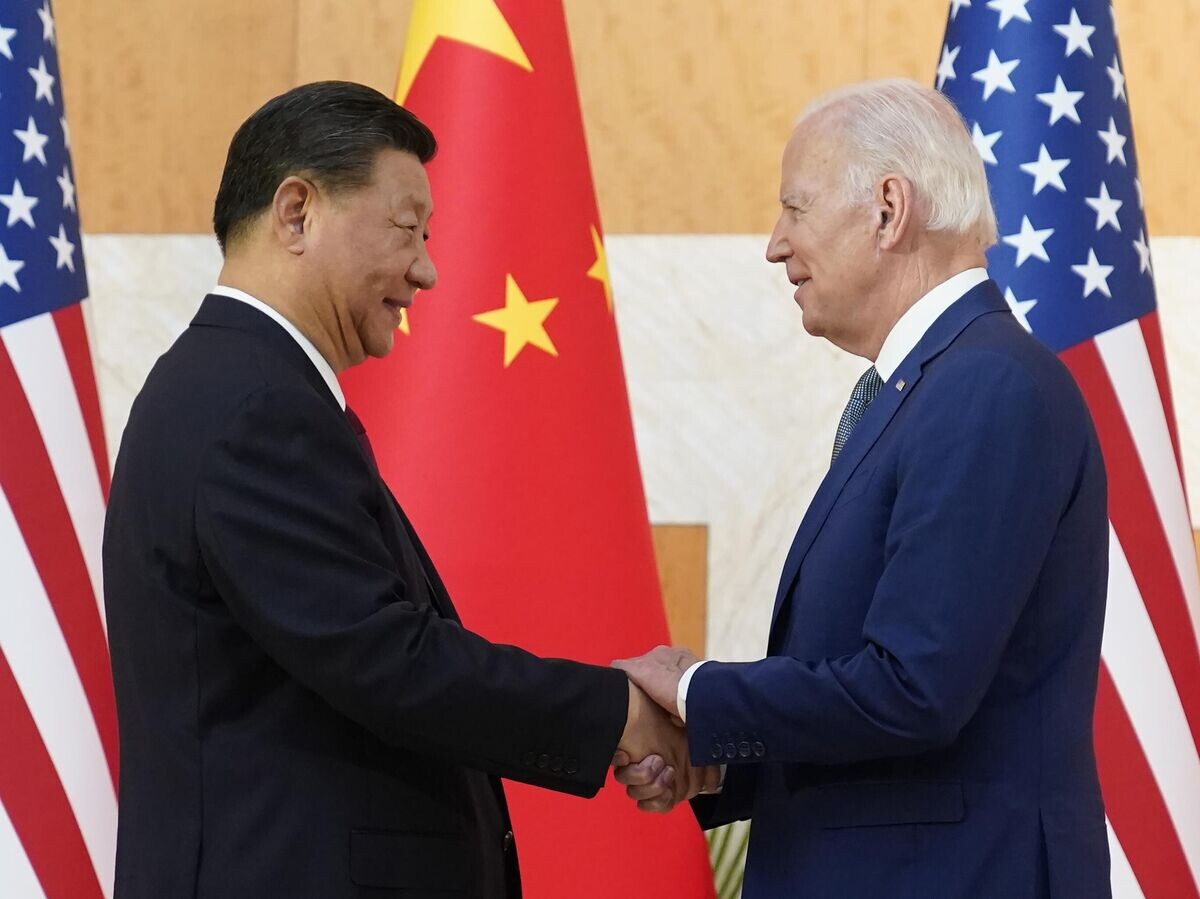    Президент Китая Си Цзиньпин и президент США Джо Байден пожимают друг другу руки© AP Photo / Alex Brandon