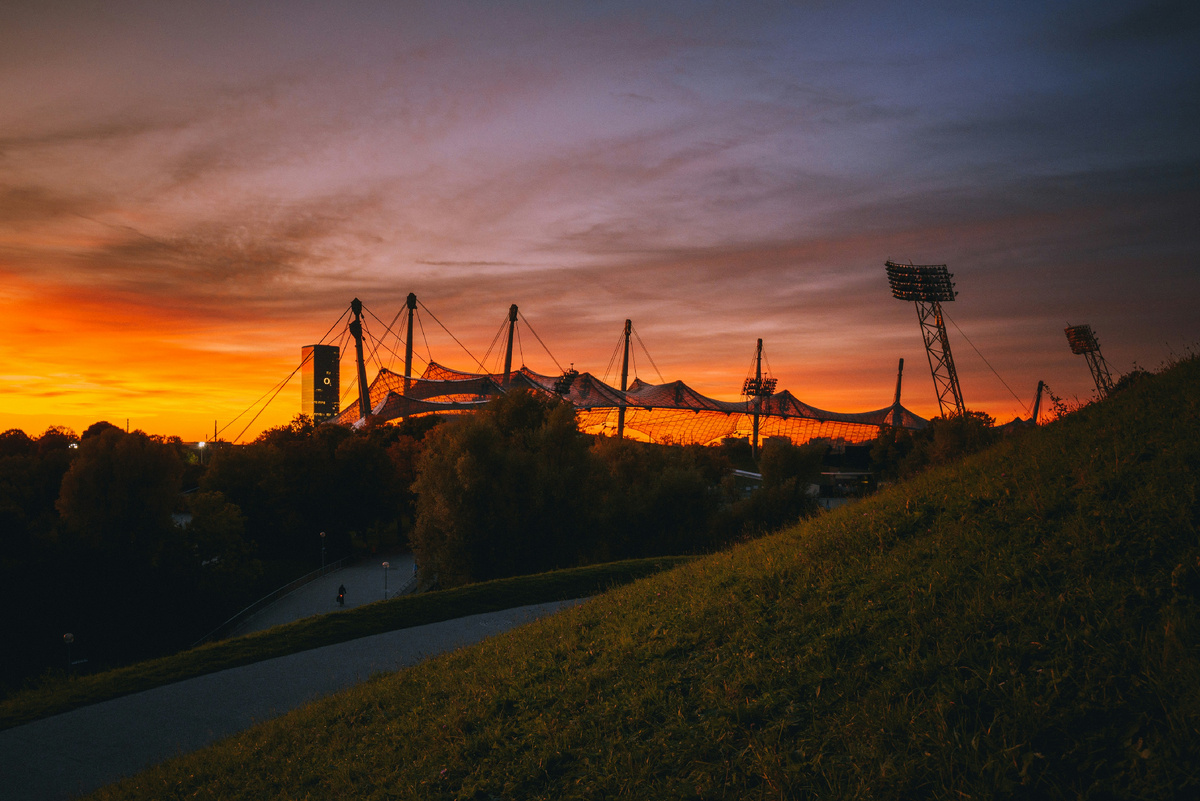 "Можно верить и в отсутствие веры, Можно делать и отсутствие дела.
Нищие молятся, молятся на
То, что их нищета гарантирована."(с) Olympiapark München. Фото: Unsplash