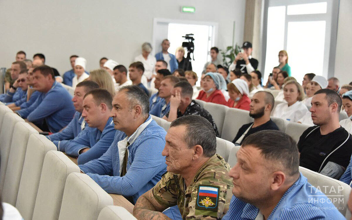 ​В актовом зале военного госпиталя Министерства обороны России собрались пациенты и медицинский персонал. Фото: © Владимир Васильев / «Татар-информ»