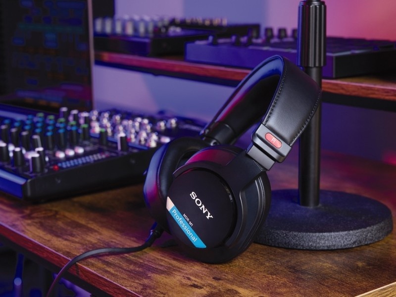    Sony выпустила студийные наушники MDR-M1 с чистым звуком и комфортной посадкой