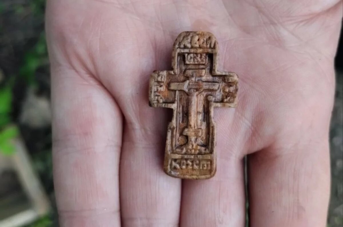    Два старинных костяных креста обнаружили псковские археологи