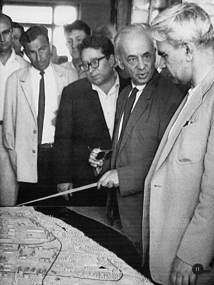 У макета будущего города: М.В.Келдыш, Г.М. Франк, Л.П.Каюшин и группа ученых.