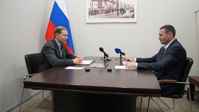 Беседа Дениса Мантурова с врио губернатора Хабаровского края Дмитрием Демешиным / Фото: Пресс-служба правительства России  📷
