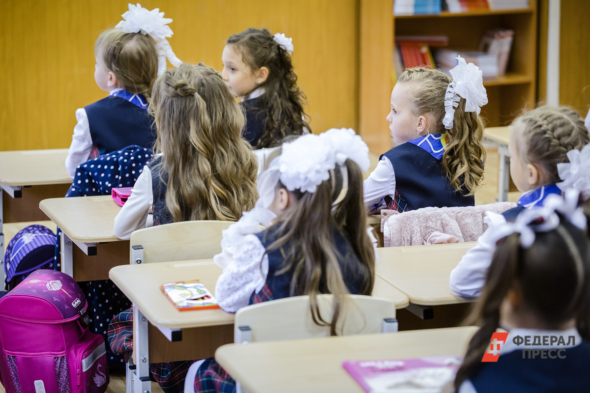 В России с начала учебного года в школах запрещено использовать гаджеты, но только на уроках.  Фото: Евгений Поторочин