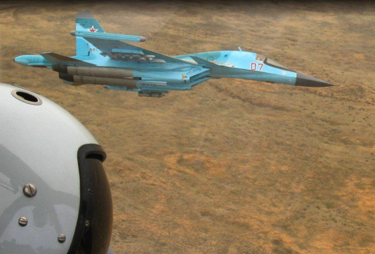 Су-34, по степени универсализма, скоро может догнать МиГ-31. Новый "Гром" сделает "громокряков" ещё более опасными и смертоносными. Фото МО РФ