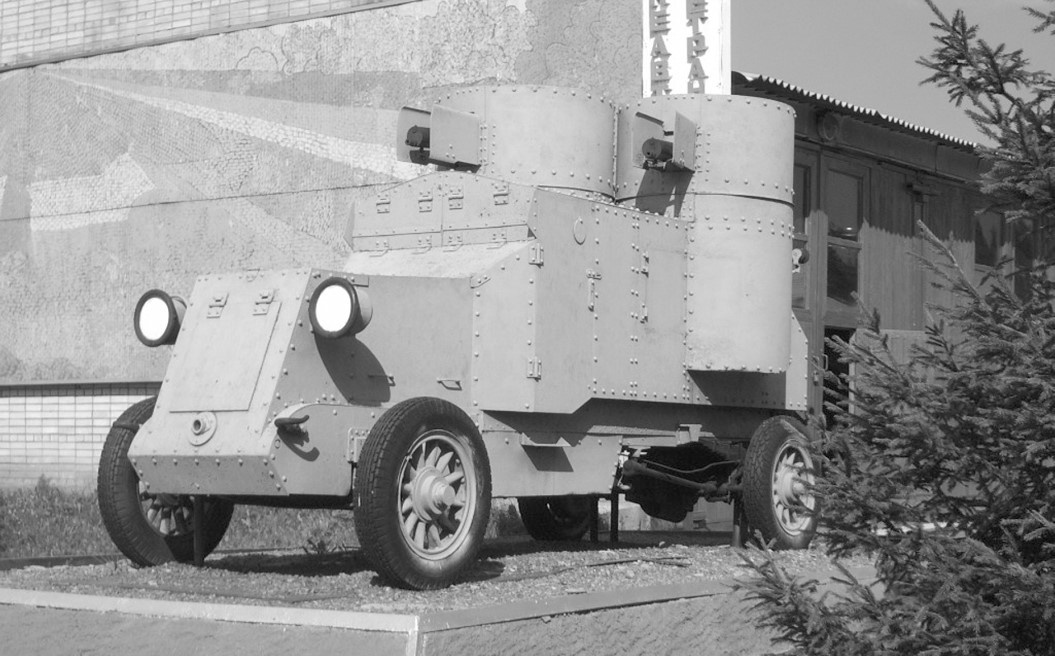 Картинка из свободных источников. Очень популярным британским броневиком, скопированным Русской императорской армией во время Первой мировой войны, был двухбашенный автомобиль, спроектированный и построенный Austin Motor Company.  
