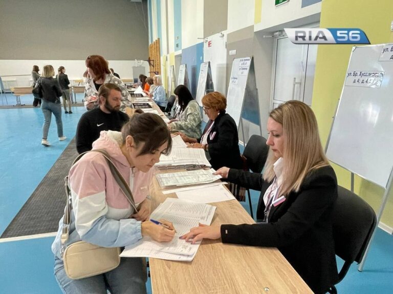    Выборы губернатора. Голосует участок № 1089 в 89-й школе Оренбурга Андрей Севостьянов