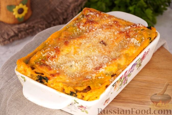 листы для лазаньи, индюшиный фарш, сыр моцарелла, шпинат, чеснок, зелень петрушки, травы итальянские, сыр пармезан, тыква, чеснок, бульон куриный, сливки, сыр маскарпоне, масло оливковое, соль, перец чёрный молотый