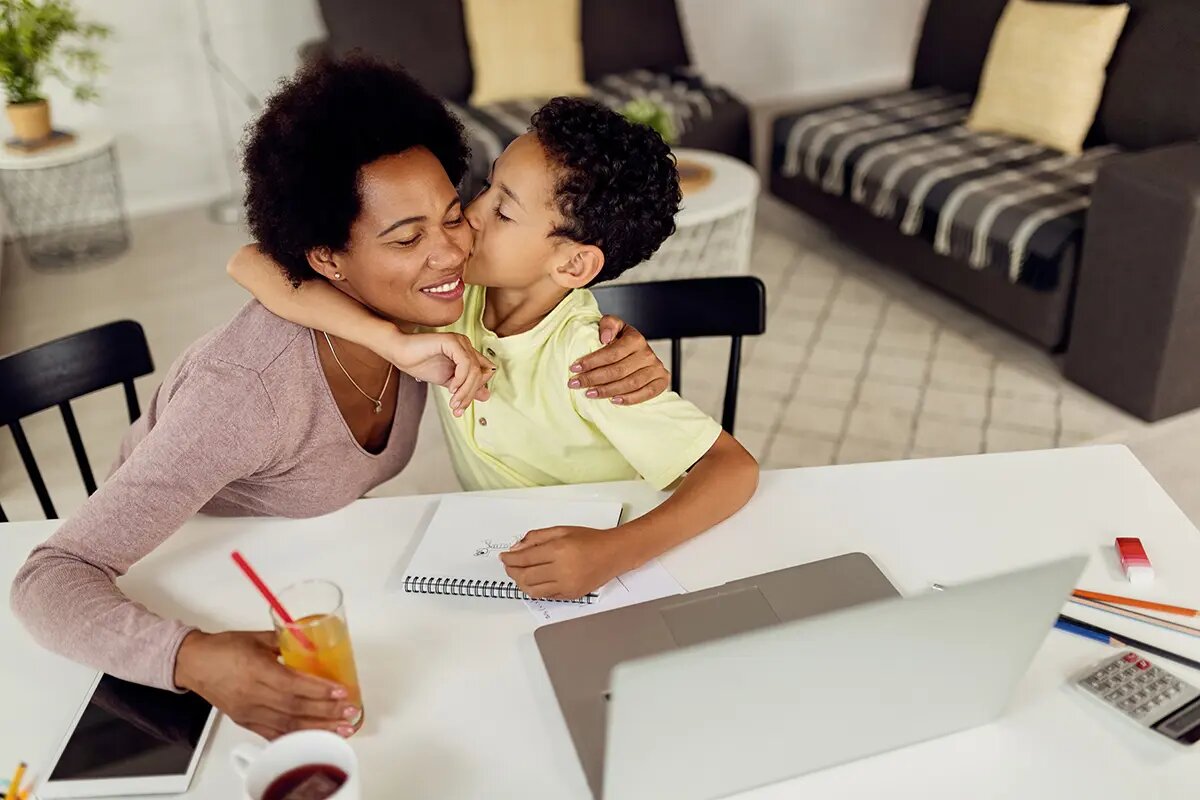 Мать обучает сына. Mother taught son. His mother are teacher. Mother taught son. Homework mammy.