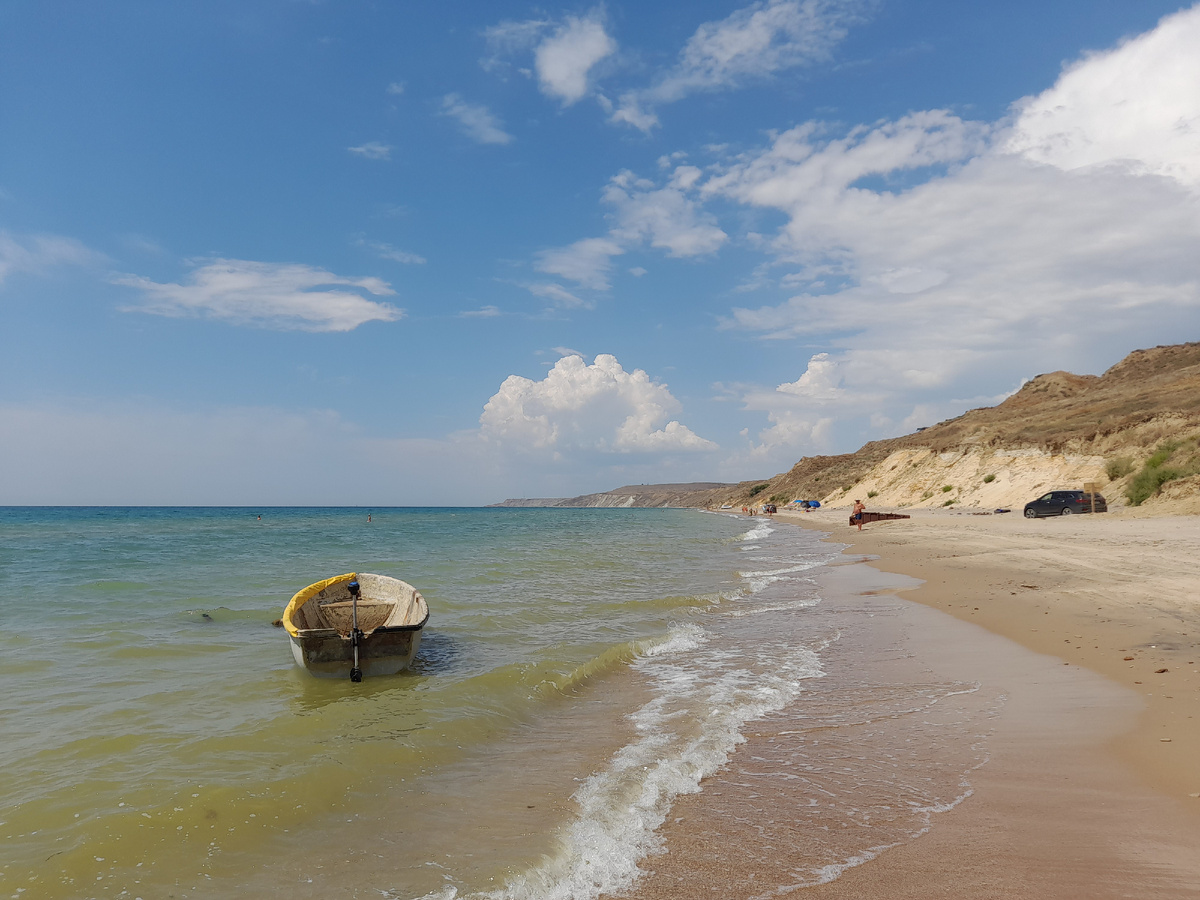 Море, ты прекрасно! Таманский п-ов, возле рыбацкой артели, лодка рыбаков. Фото из личного архива.