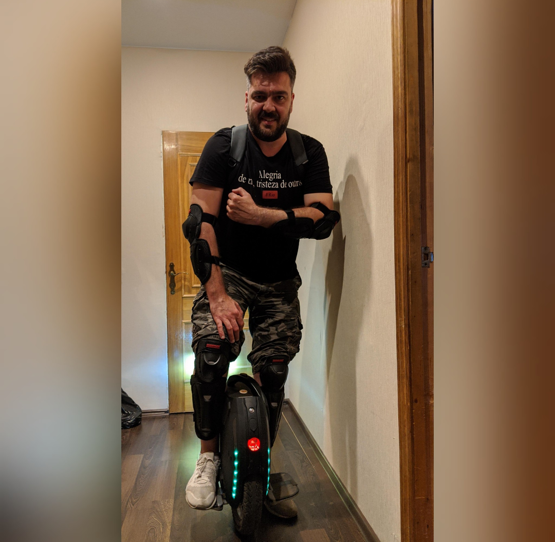 Я. С 2016 и по сей день активно катаюсь без страха и сомнения на моноколесах. Проехал не менее 15 тысяч км без аварий. 