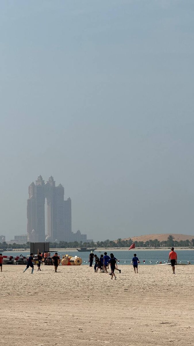 На заднем плане отель Rixos Marina Abu Dhabi 5*