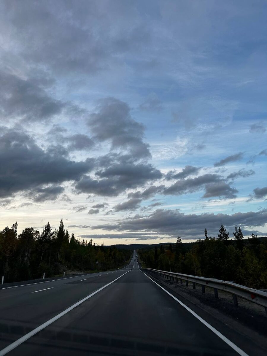 Трасса осенью почти пустая