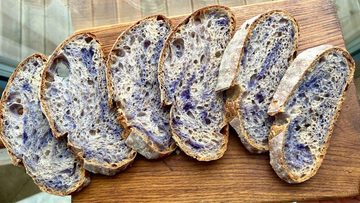 Домашний хлеб на закваске, окрашенный голубой матчей.