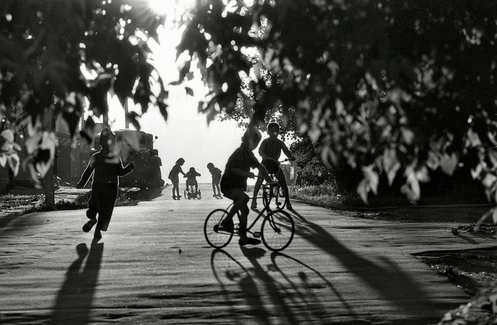 Дети на велосипедах. 1968. Фото с интернет-портала https://russiainphoto.ru/