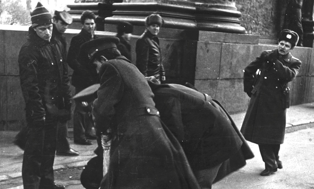 После такого стресса сотрудники милиции нередко снимали напряжение известным способом... Фото из открытых источников.