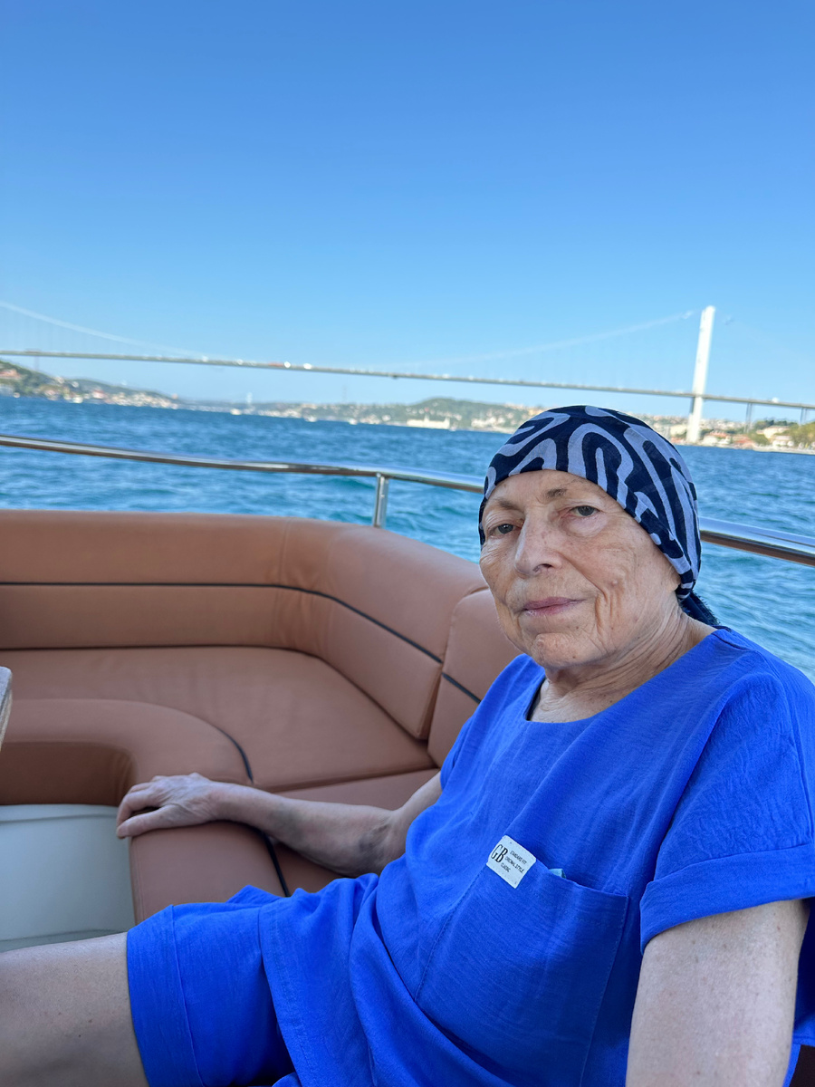 После операции показал маме море, она 30 лет его не видела😭❤️