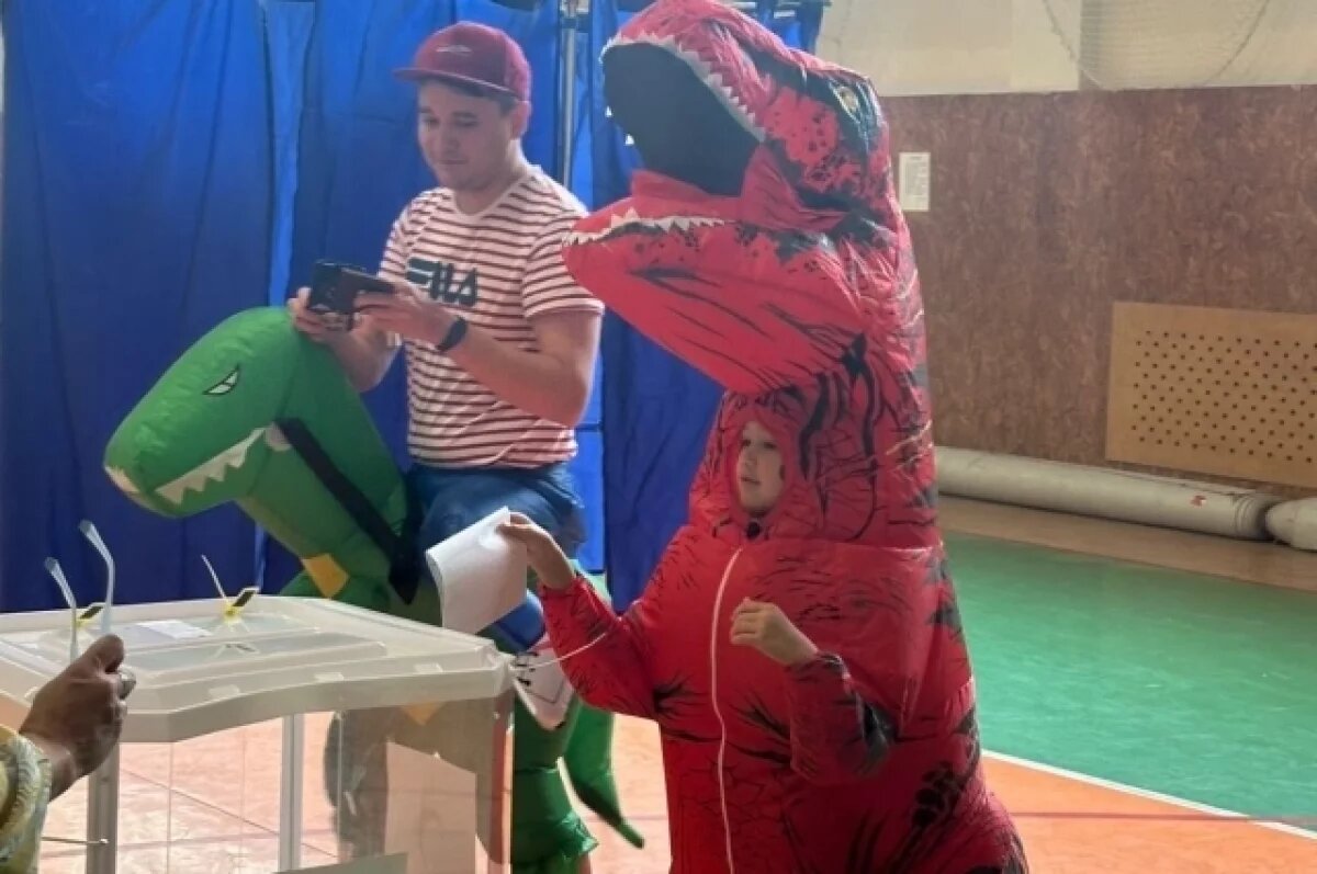    Избиратели в Башкирии приходят на участки в костюмах и перед ЗАГСом