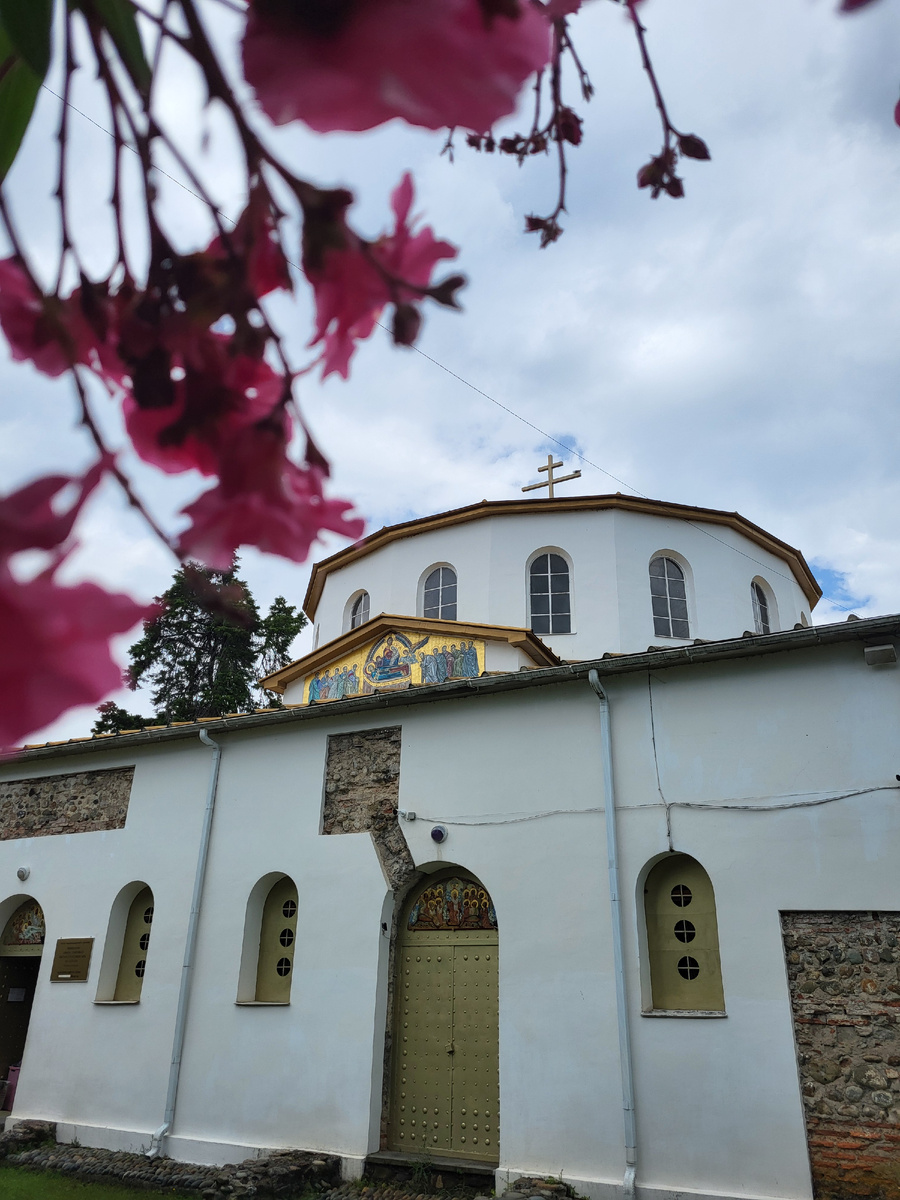 Купол храма имеет 36 окон