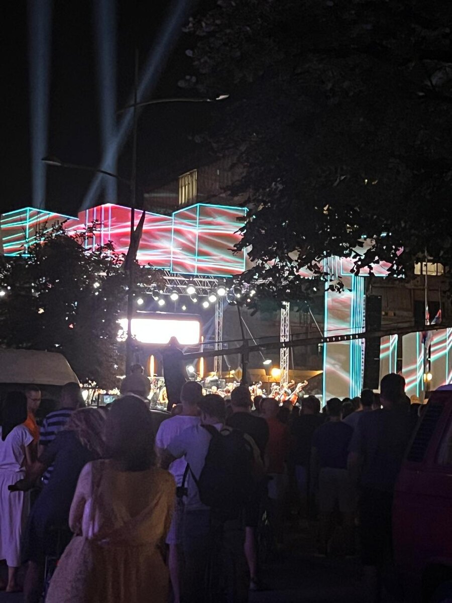 Даже стоя было трудно найти место