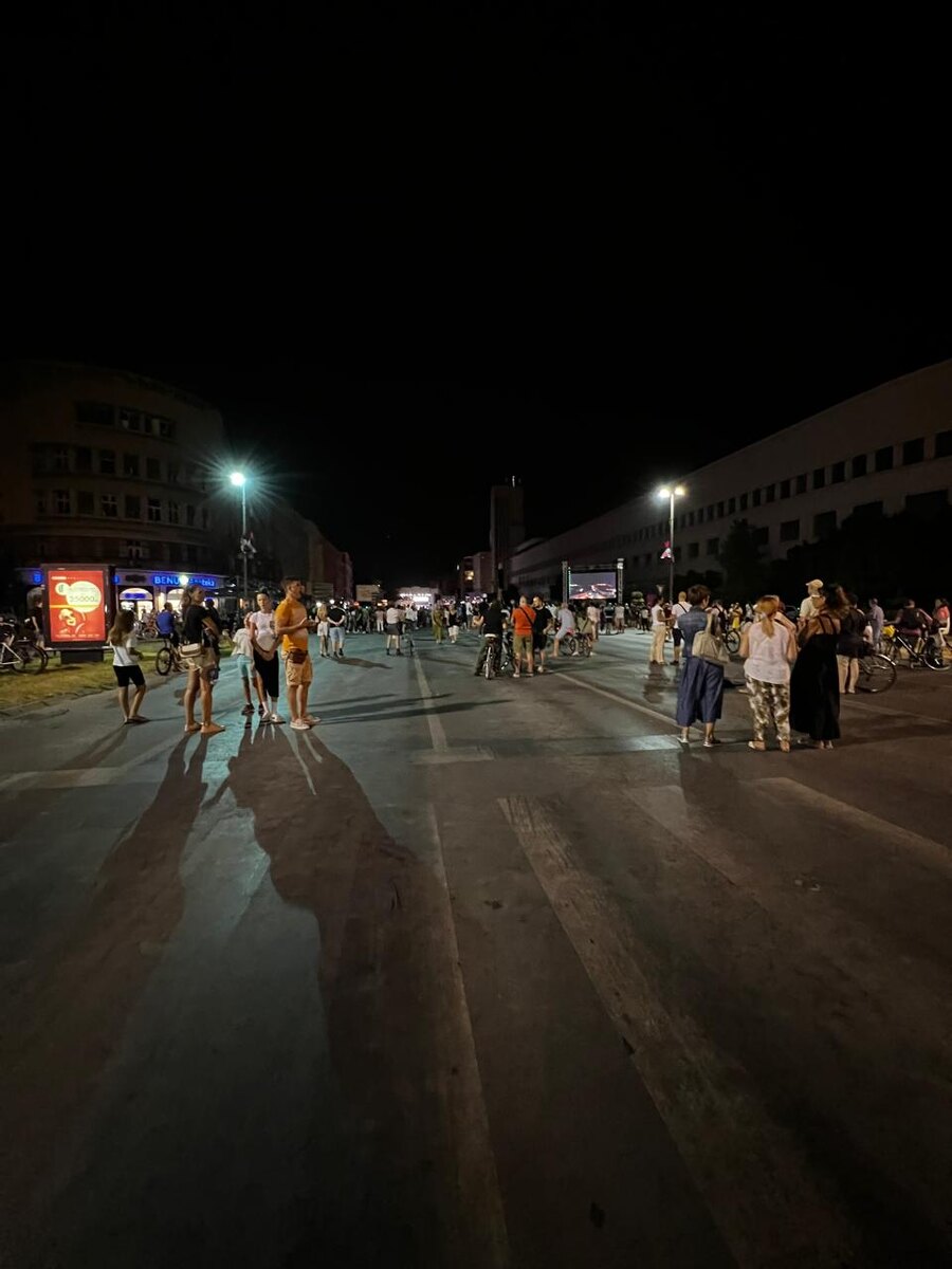 Люди собираются на бульваре