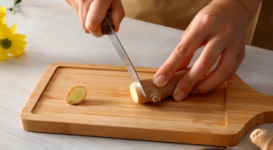   Корень имбиря стимулирует перистальтику кишечника (Shutterstock/FOTODOM)