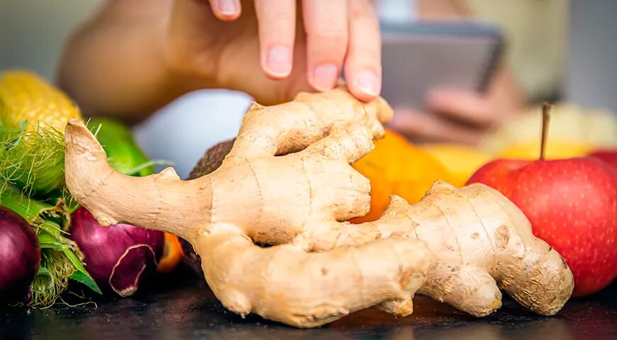   Решать, можно ли употреблять имбирь во время беременности, нужно индивидуально, ориентируясь на рекомендации врача (Shutterstock/FOTODOM)