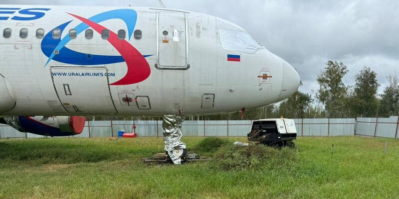 Эвакуация и демонтаж: что происходит с самолетом Сочи-Омск, севшим в поле?