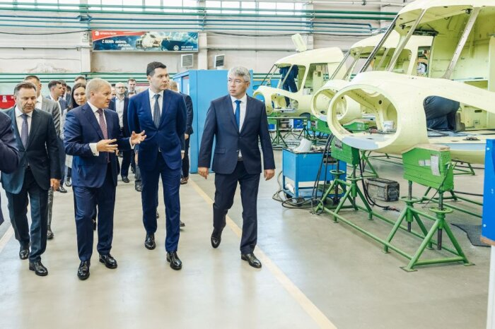 Гендиректор "У-УАЗа" Алексей Козлов демонстрирует Антону Алиханову и Алексею Цыденову возможности завода / фото: пресс-служба "У-УАЗ"