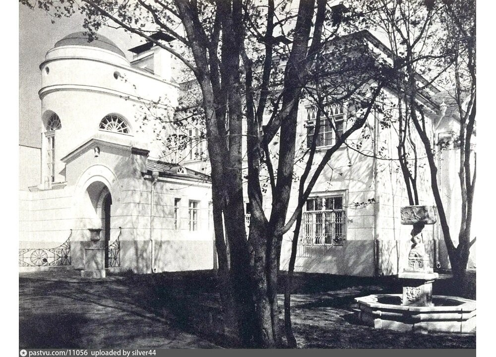 Внутренный двор виллы "Черный лебедь", 1910 год. Источник: pastvu.com