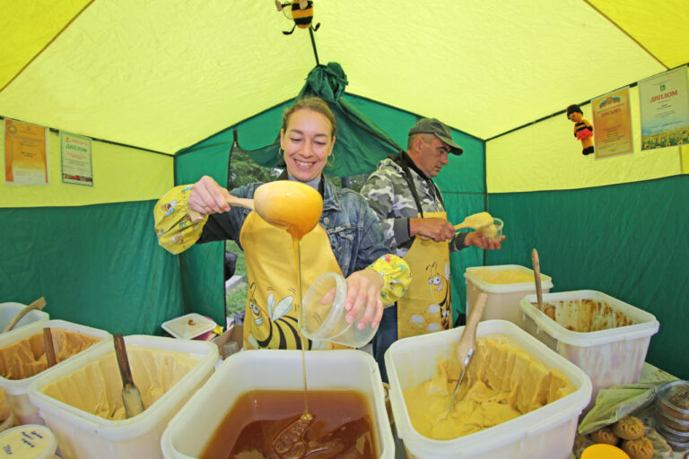    Свыше 80 производителей представили продукцию на ярмарке «Товары Оренбуржья» Алла Черкесатова